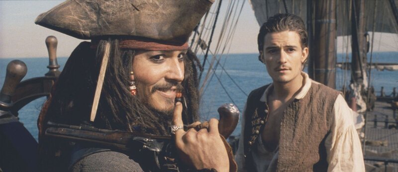 Als Elizabeth von Barbossas Männern verschleppt wird, tut sich Will mit dem Piraten Captain Jack Sparrow zusammen. – Bild: BUENAVISTA INTERNATIONAL