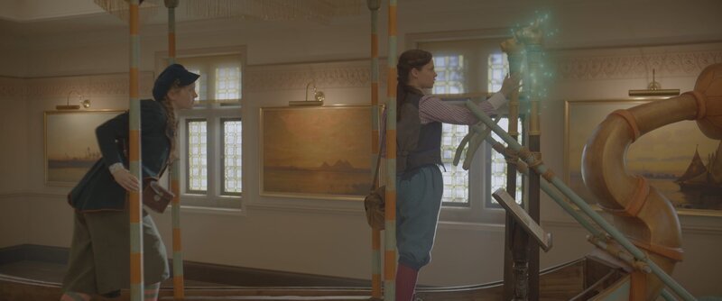 Maya (l. Julie Lamberton) schleicht sich hinter Theo (r. Eloise Little) auf die Barke: Mitgehangen, mitgefangen. – Bild: ZDF/​(c) 2023 Cottonwood Media – ZDF – ZDF Studios