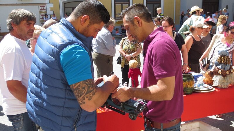 Sükrü und Mauro auf dem Flohmarkt – Bild: RTL II