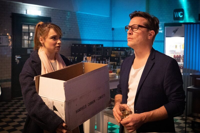 Kirstin Mahler (Laura Maria Heid, l.); Patrick Körner (Florian Panzner, r.) – Bild: SAT.1 /​ Christoph Assmann