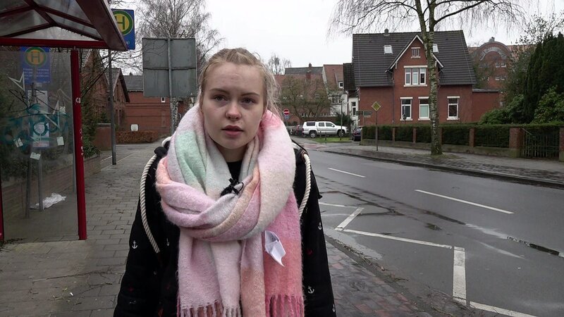 Cindy ist in Rostock zu Besuch. Nachdem sie das Mutter-Kind-Heim verlassen hat, wurde der 21-Jährigen ihre Tochter Clara weggenommen. Nun möchte sie um ein Besuchsrecht kämpfen – Bild: RTL Zwei