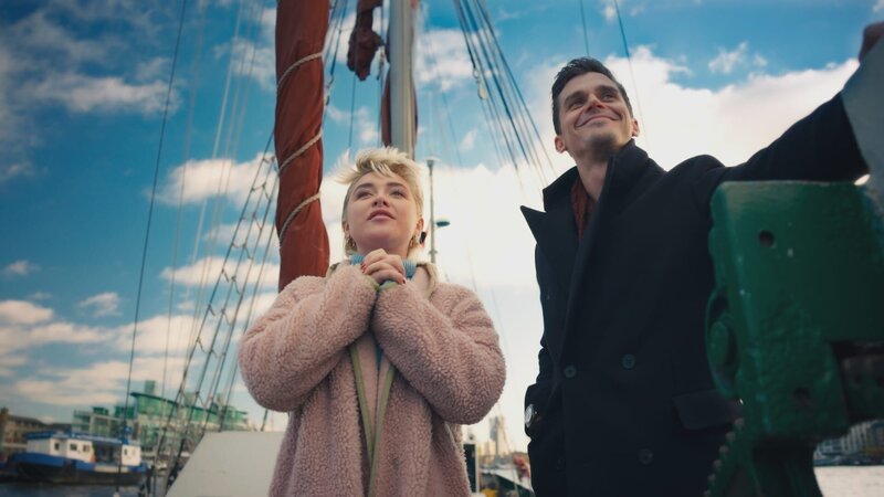 Florence Pugh und Antoni Porowski beobachten die Eröffnung der London Bridge. – Bild: National Geographic /​ National Geographic