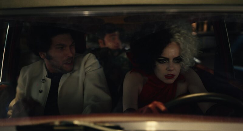 (L-R): Joel Fry as Jasper, Paul Walter Hauser as Horace and Emma Stone as Cruella in Disney’Äôs live-action CRUELLA. Photo courtesy of Disney. ¬© 2021 Disney Enterprises Inc. All Rights Reserved. – Bild: Disney (L-R): Joel Fry as Jasper, Paul Walter Hauser as Horace and Emma Stone as Cruella in Disney’Äôs live-action CRUELLA. Photo courtesy of Disney. ¬© 2021 Disney Enterprises Inc. All Rights Reserved. – Bild: Disney