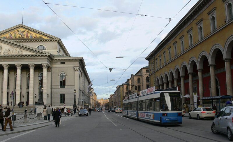 Maximilianstraße, München. – Bild: Wikimedia Commons auf Deutsch