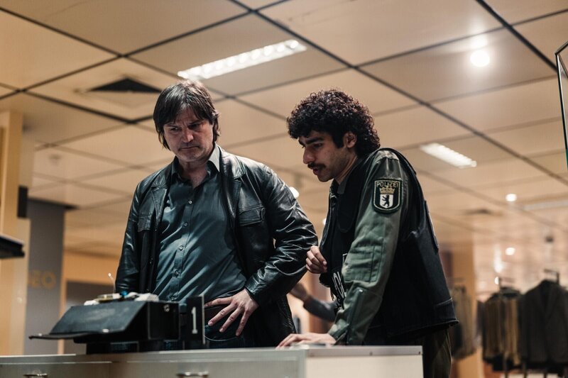 Ulrich Strack (Misel Maticevic,l.) und Inan Coban (Doguhan Kabadayi) ermitteln. In Deutschlands edelstem Kaufhaus schockt eine Bombenexplosion die ganze Republik und läutet damit gleichzeitig eine landesweite Jagd nach einem der gewieftesten Verbrecher ein: Dagobert. +++ – Bild: RTL /​ Zeitsprung /​ Stephan Pick /​ Folge 101