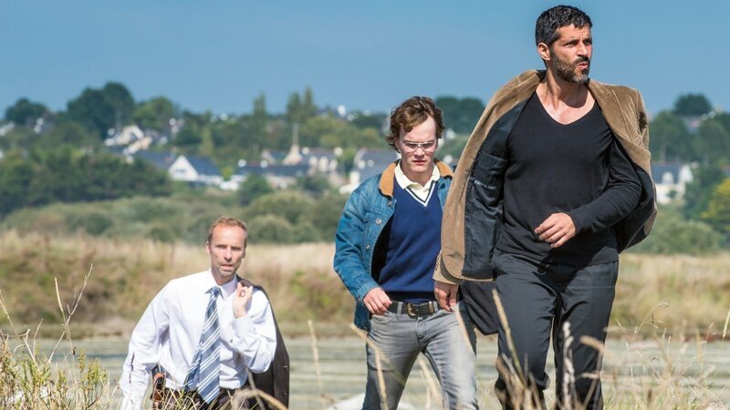 Kommissar Dupin – Bretonisches Gold Heisse Spur in den Salinen: Jan Georg Schütte als Kadeg, Ludwig Blochberger als Riwal, Pasquale Aleardi als Kommissar Dupin  Copyright: SRF/​ARD Degeto/​Wolfgang Ennenbach – Bild:  SRF/​ARD Degeto/​Wolfgang Ennenbach