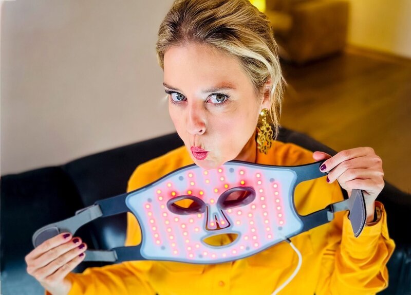 Dr. Christine Reiler testet eine Lichtmaske. – Bild: ORF