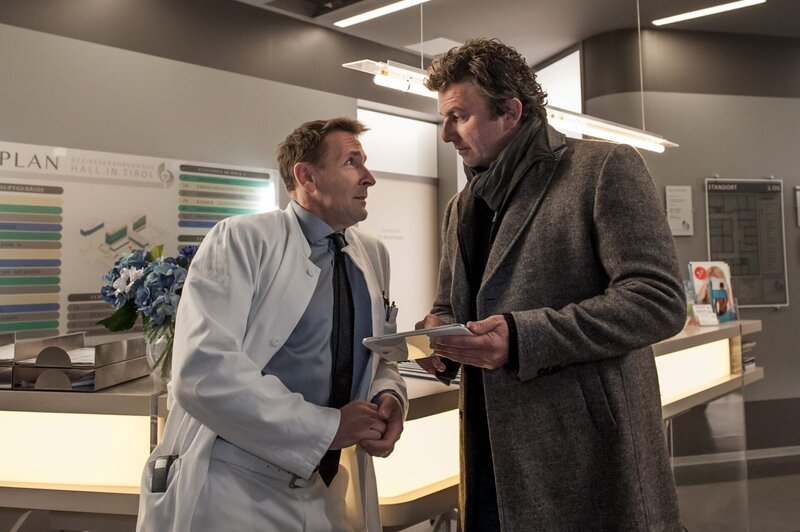 Dr. Martin Gruber (Hans Sigl, r.) und Dr. Alexander Kahnweiler (Mark Keller, l.) sind sich bei Karls schlechten Leberwerten sofort einig: Nur eine Organspende kann sein Leben retten! – Bild: Stefanie Leo /​ ZDF