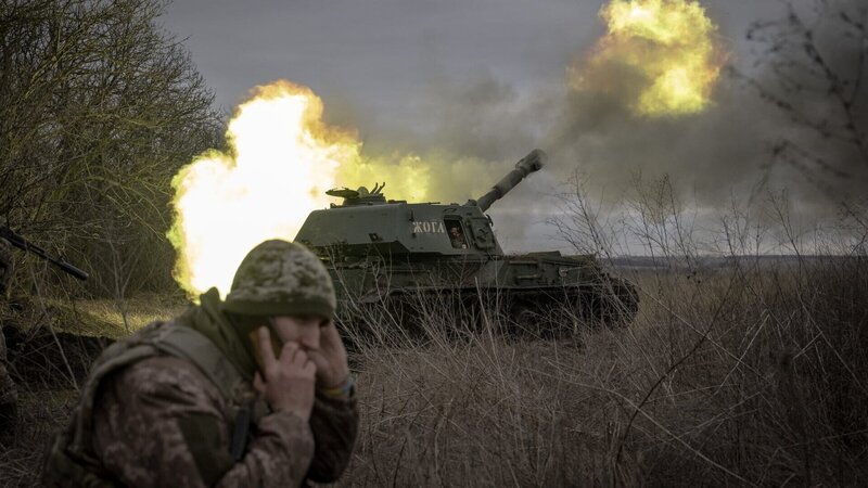 Abwehr der russischen Invasoren – die Ukraine kämpft im zweiten Kriegsjahr um ihr Überleben. – Bild: ZDF