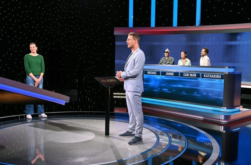 Moderator Alexander Bommes (M.) mit den Kandidat:innen Katharina Schlipp (l.), Michael Wilms-Costa Gellrich (3.v.r.), Janine Walker (2.v.r.) und Can Inan Özalp (r.). – Bild: ARD/​Uwe Ernst