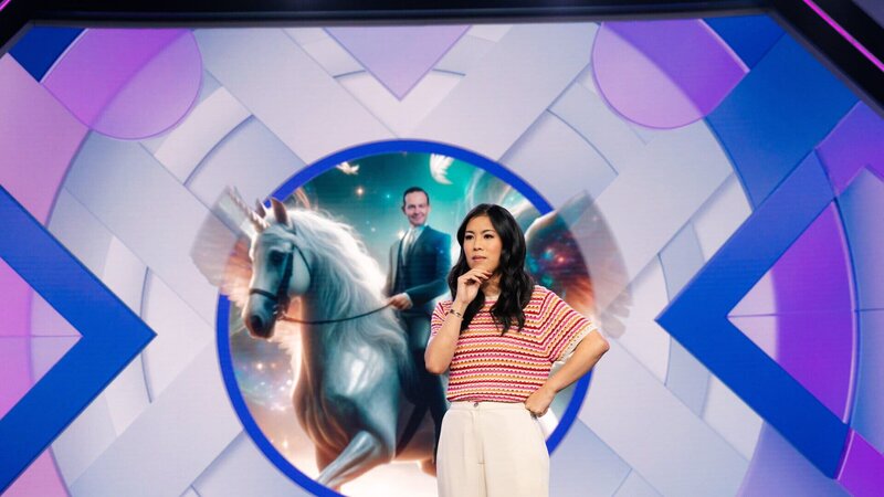 In der Folge geht Dr. Mai Thi Nguyen-Kim der Frage nach, welche Antriebsart die sinnvollste ist, und zeigt, warum Technologieoffenheit eine schwierige Haltung auf dem Weg in die Zukunft ist. – Bild: ZDF