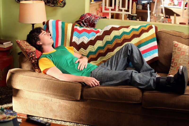 Weil Axls (Charlie McDermott) Football-Karriere und damit auch sein Stipendium durch seinen gebrochenen Fuß auf dem Spiel steht, verlangen Frankie und Mike von ihm, seine Noten mithilfe einer Nachhilfelehrerin zu verbessern. Brick und Sue wollen unterdessen das große Geld machen … – Bild: HBOH