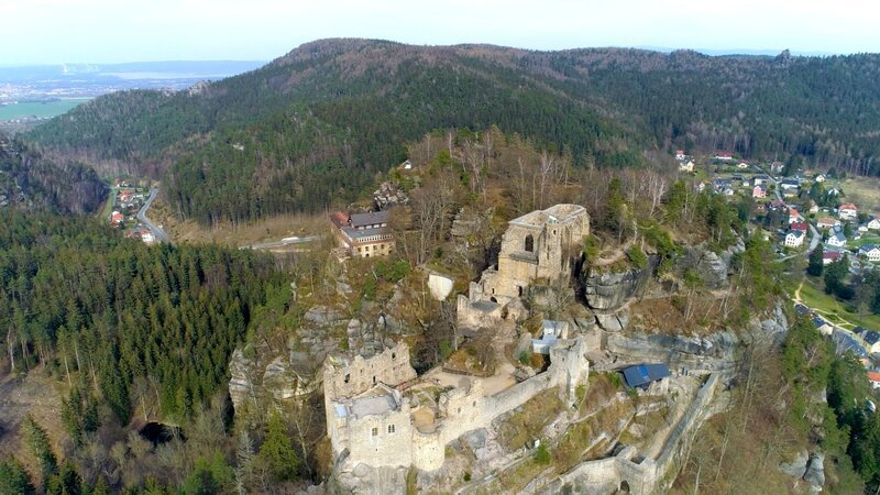 Die Burg Oybin im Zittauer Gebirge ist ein besonderer Ort für die Stuntreiter – Bild: MDR/​414films