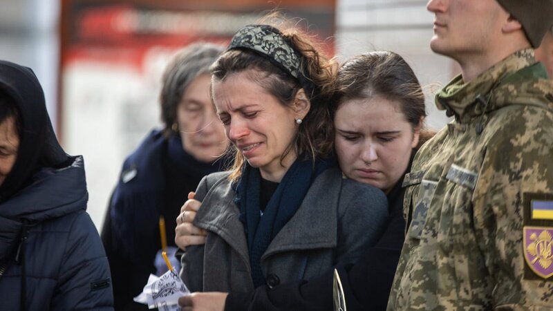 Putins Krieg bringt Tod, Elend und Zerstörung in die überfallene Ukraine. – Bild: ZDF und Oleksandr Khomenko