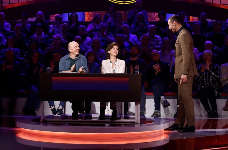 Moderator Kai Pflaume (r.) mit Rateteam-Kapitän Bernhard Hoëcker (l.) und der Schauspielerin Marijam Agischewa (M.). – Bild: ARD/​Morris Mac Matzen