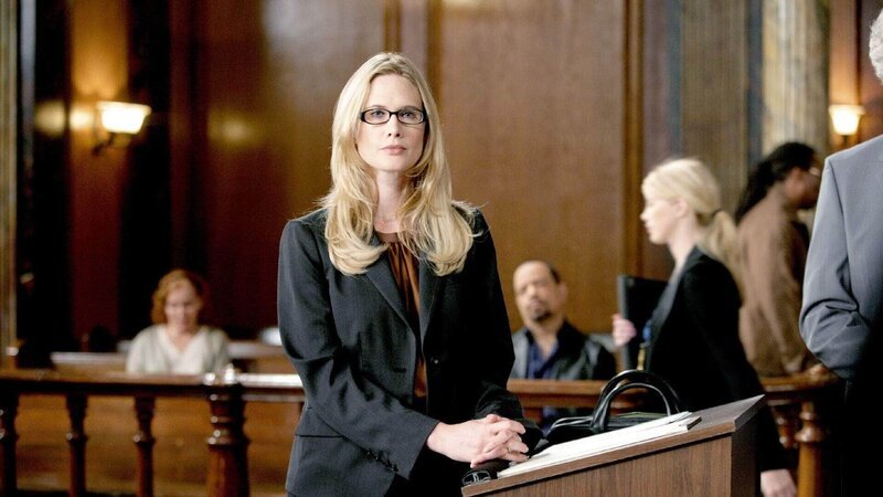 Im Fall der Morde der sogenannten ‚Ankerkinder‘ ist für die Special Victims Unit Anwältin Alexandra Carbot (Stephanie March) die Schuld des Täters offensichtlich! – Bild: TVNOW