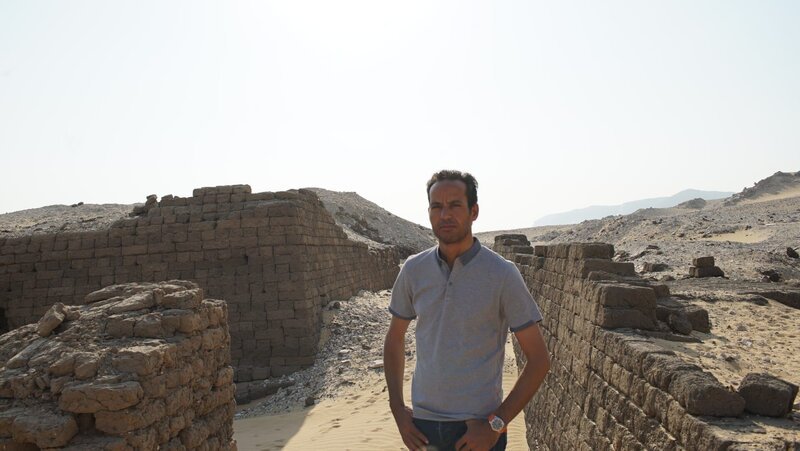 Der ägyptische Archäologe und Experte für Knochenfunde Ayman Damarany vor der Grabstelle des Pharaos Senebkay bei Abydos. – Bild: Ashraf Adel Ahmed El Badrawy /​ BR, Blink Films