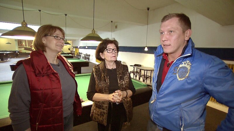 Lagebesprechung von Bianca (li.), Erika und Otto Schulte – Bild: RTL II