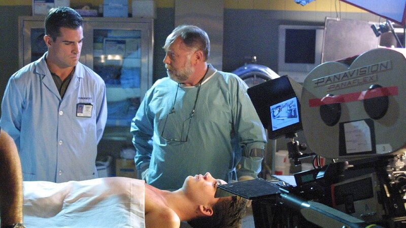 Der 14-jährige Dylan Buckley (Zane Holtz, lieg.) wurde tot im Haus seiner Psychiaterin gefunden. Starb er an einem epileptischen Anfall? Dr. Robbins (Robert David Hall, r.) berichtet Nick (George Eads) von seinen ersten Untersuchungsergebnissen. – Bild: TVNOW  /​ CBS