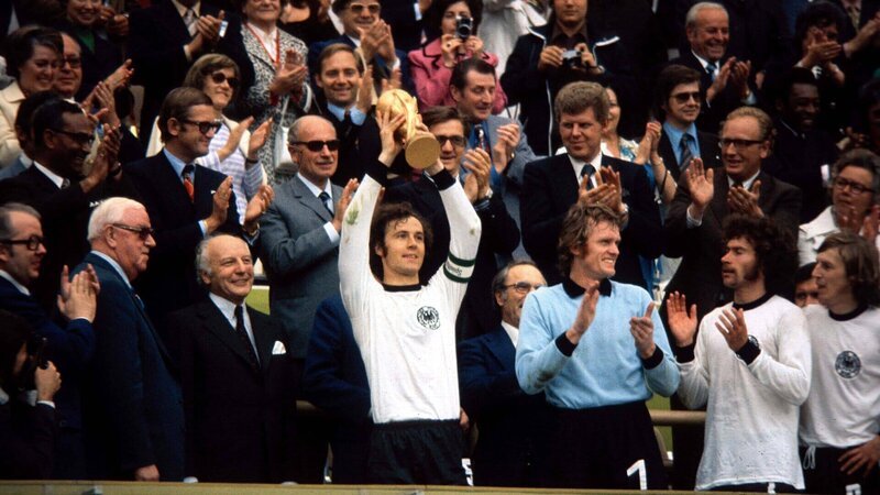 Bei der WM im eigenen Land 1974 wurde die deutsche Fußballnationalmannschaft – zwanzig Jahre nach dem „Wunder von Bern“ von 1954 – zum zweiten Mal Weltmeister. – Bild: BSR Agency /​ Pics United /​ Cor M