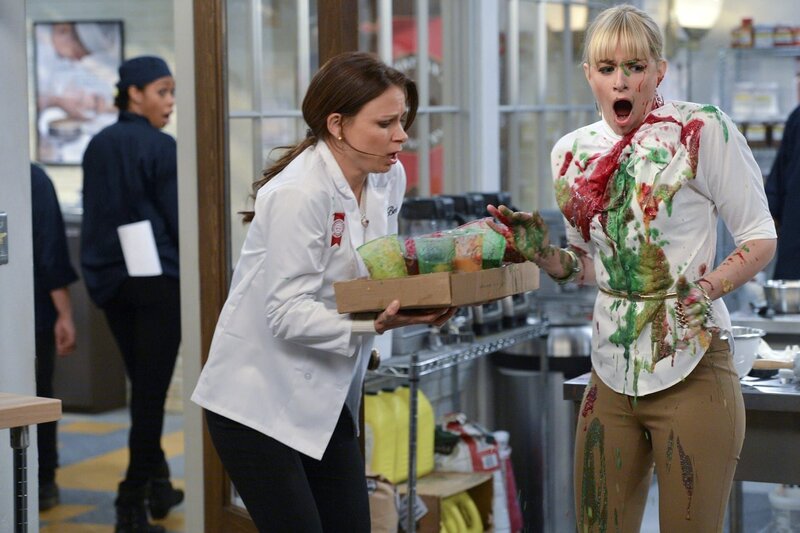 Caroline (Beth Behrs, r.) scheint vom Pech verfolgt zu sein, ebenso wie die verwirrte Sekretärin Bebe (Mary Lynn Rajskub, l.) … – Bild: PLURIMEDIA (Warner Bros Entertainment Inc.)