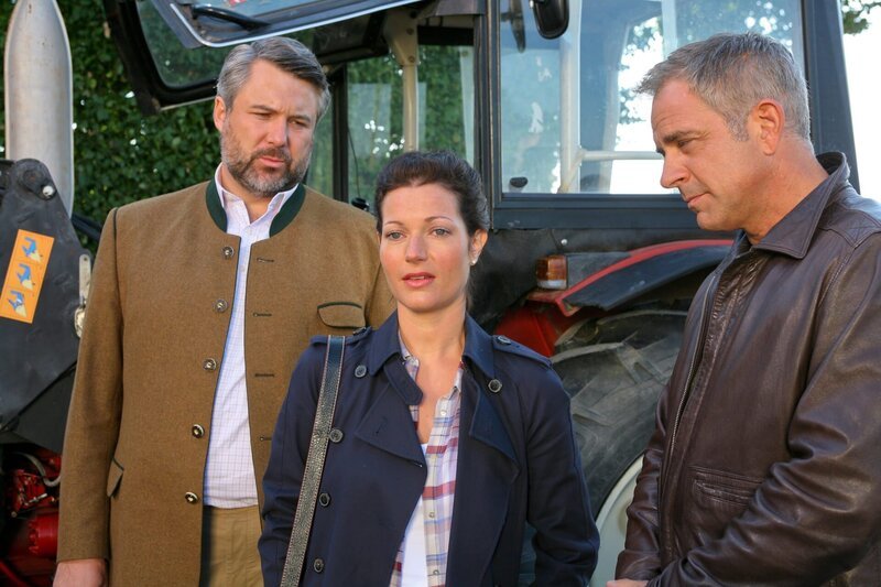 Im Bild: Die Ermittler (Dieter Fischer, l.; Florian Fitz, r.) glauben, dass Anna Kloiber (Ina Mehling, m.) aus Eifersucht einen mörderischen Schlussstrich gezogen hat. – Bild: ZDF