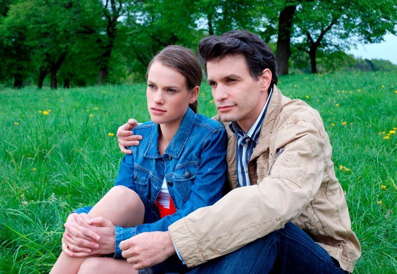 ARD/​MDR FAMILIE DR. KLEIST IV. STAFFEL FOLGE 43, „Nicht so einfach mit der Liebe“, am Freitag um 10:45 Uhr im ERSTEN. Lisa (Marie Seiser, l.) und Michael (Luca Zamperoni, r.) planen ihre Zukunft. – Bild: Romance TV