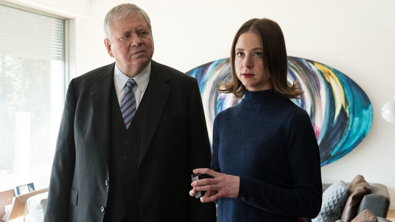 Besuch beim Medium: Rainer Hunold als Bernd Reuther, Sandra von Ruffin als Tabea Thau – Bild: ZDF und ©Andrea Enderlein