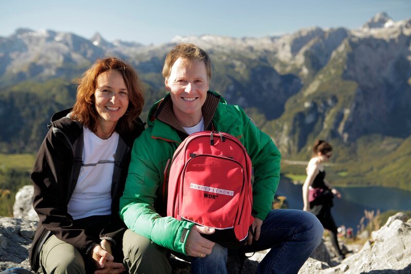 Moderator Stefan Pinnow mit Guide Lisa Graf-Riemann auf dem Jenner. – Bild: WDR/​Frank Dunski