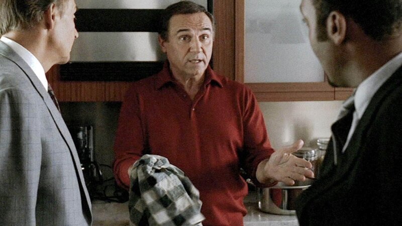 V.l.: Detective Lennie Briscoe (Jerry Orbach), Mike Foster (Tony Lo Bianco) und Detective Ed Green (Jesse L. Martin). Die Verwendung des sendungsbezogenen Materials ist nur mit dem Hinweis und Verlinkung auf RTL+ gestattet. – Bild: RTL/​NBC Universal