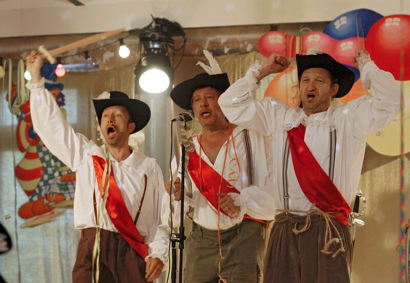 NDR Fernsehen NEUES AUS BÜTTENWARDER, „Karneval“, Der Karneval ist ein voller Erfolg …es singen die 3 Musketiere … v.r.n.l.: Kuno (Sven Walser), Brakelmann (Jan Fedder) und Adsche (Peter-Heinrich Brix). – Bild: NDR/​Nicolas Maack