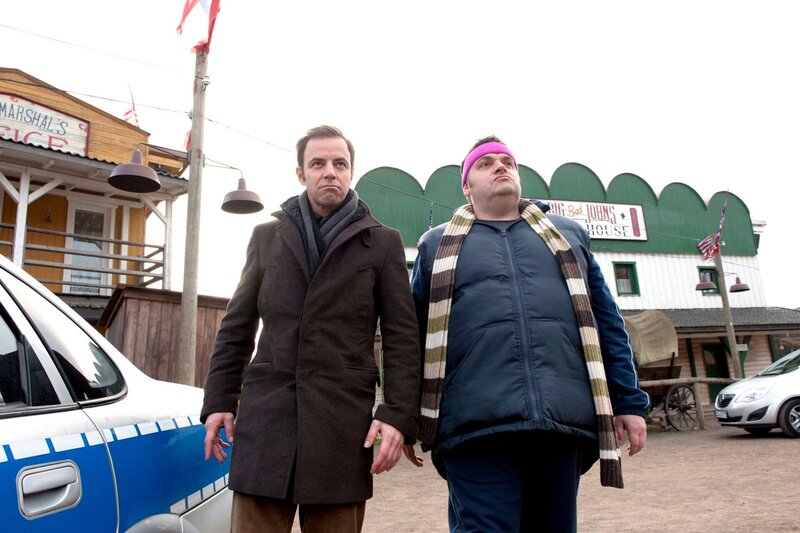 MDR Fernsehen ALLES KLARA, FOLGE 10, „Spiel mir das Lied vom Tod“, am Montag (19.05.14) um 22:50 Uhr. Wochenendeinsatz in der Westernstadt Pullman City: Paul Kleinert (Felix Eitner, l.) und Ollie (Christoph Hagen Dittmann, r.) auf dem Weg zum Tatort. – Bild: MDR/​Marion von der Mehden