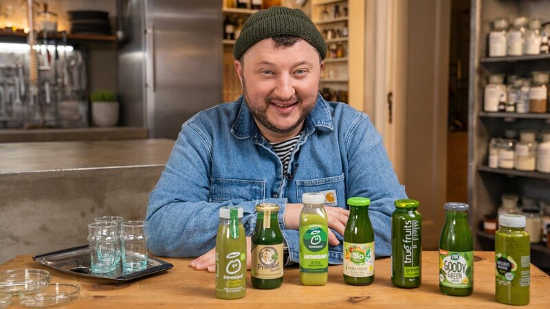Wie gesund sind die grünen Supermarkt-Smoothies wirklich? Sebastian Lege schaut sie sich genauer an. – Bild: ZDF