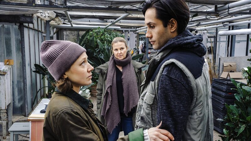 Das Ehepaar Pedri (Katharina Leonore Goebel, l., Conrad Ahrens, r.) haben die Ferienwohnung an das Mordopfer vermietet. Doch Vera Lanz (Katharina Böhm, M.) findet eine gemeinsame Vergangenheit heraus. – Bild: SRF/​ZDF/​Michael Marhoffer