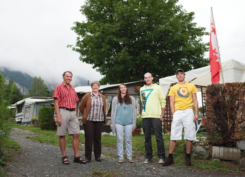 SF bi de Lüt Familiensache Folge 1 Familie Weissen: Andreas, Christine, Maria, Martin und Matthias Weissen – Bild: SRF/​Severin Nowacki