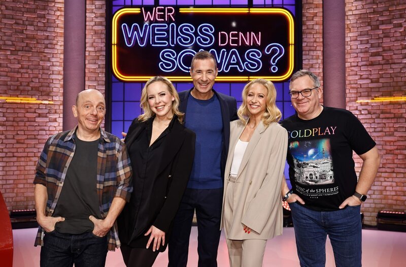 Moderator Kai Pflaume (M.) und seine Rateteam-Kapitäne Bernhard Hoëcker (l.) und Elton (r.) begrüßen die Profi-Tänzerin Isabel Edvardsson (2.v.l.) und die Profi-Tänzerin Kathrin Menzinger (2.v.r.). – Bild: ARD/​Morris Mac Matzen
