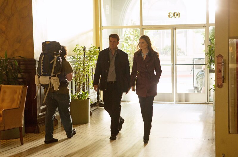 Ihre Ermittlungen führen Richard Castle (Nathan Fillion, M) und Kate Beckett (Stana Katic, r.) zu einer Sekte, in der das Mordopfer Mitglied war … – Bild: American Broadcasting Companies, Inc.