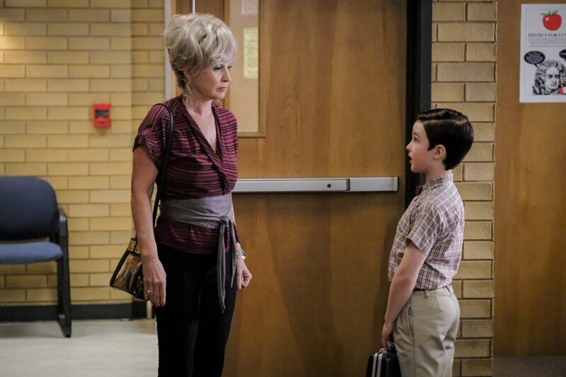 Annie Potts (Constance ‚Meemaw‘ Tucker), Iain Armitage (Sheldon Cooper). – Bild: WBEI /​ Darren Michaels