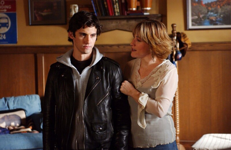 Während Liz (Kathleen Wilhoite, r.) ihrem Bruder Luke ihren neuen Freund vorstellt, haben Jess (Milo Ventimiglia, l.) und Lorelai in Sachen Liebe ihre Probleme … – Bild: 2003 Warner Bros. Lizenzbild frei