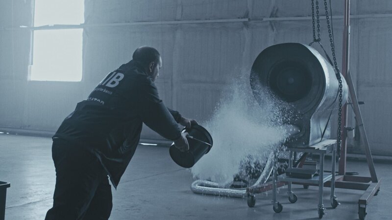 Bei der Untersuchung des Absturzes des Loganair-Fluges 670A führt der Ermittler des AAIB (gespielt von Chris Gibbs) einen Test durch, um festzustellen, ob Schneeansammlungen den Lufteinlass des Triebwerks behindert haben könnten, was zu einem doppelten Triebwerksausfall führte. – Bild: Cineflix