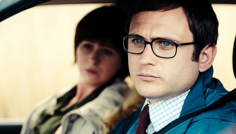 Constable Lloyd Ellis (Alex Harries) und die Inspektorin Mard Rhys (Mali Harries) tappen bei ihren Ermittlungen völlig im Dunkeln. – Bild: rbb/​Degeto/​Fiction Factory S4C all3media