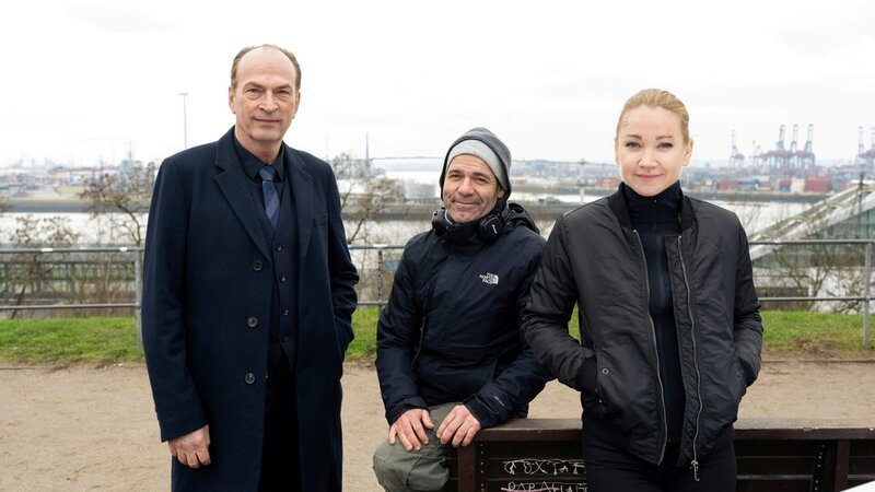 Anton Mehringer (Herbert Knaup), Mike Marzuk (Regie), Sarah Kohr (Lisa Maria Potthoff), – Bild: Christine Schroeder /​ ZDF Enterprises GmbH