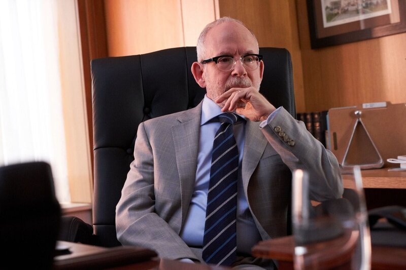 Reuel Abbott (Bob Balaban) – Bild: RTL /​ Exil ist ein Traum