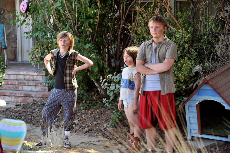 „The Middle“, „Der Gartenschlauch.“ Sue erfährt zufällig, wie wenig ihr Vater in Wahrheit verdient. Sie beschließt die Familie zu unterstützen, indem sie auf einen lang ersehnte Ausflug verzichtet. Frankie trifft wieder einmal auf die gefürchtete Nachbarin Rita Glossner, die ihr – nicht ganz zu Unrecht – vorwirft, den Gartenschlauch gestohlen zu haben. Und Brick erfährt in der Schule von den Blumen und den Bienen. Zu Hause erhält er dann einen detaillierten Aufklärungsunterricht von Axl. Im Bild (v.li.): Parker James Bolek (Wade Glossner), Gibson Bobby Sjobeck (Diaper Glossner), David Chandler (Derrick Glossner). – Bild: ORF/​Warner