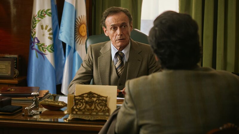 Maximas Vater (Daniel Freire) ist in der Regierung der argentinischen Militärjunta Staatssekretär im Landwirtschaftsministerium. – Bild: ZDF