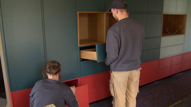 Arts and Objects baut individuelle Maßanfertigungen wie diese Schrankwand. – Bild: NDR