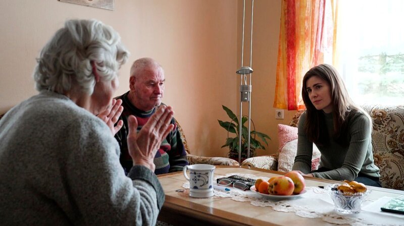 Bei Renate und Eckhard Krause ist die Stimmung schlechter als noch vor drei Jahren. Sie sorgen sich über den Ukraine-Krieg und den Fachkräftemangel im Land und wollen deshalb eine andere Partei wählen, als bei der letzten Wahl. – Bild: NDR