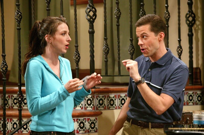 Zum Leidwesen von Alan (Jon Cryer, r.) und Judith (Marin Hinkle, l.) sagt Charlie zu, die Aufführung zum Thema „Die Industrielle Revolution“ mit den Kids einzustudieren … – Bild: Warner Brothers Entertainment Inc.