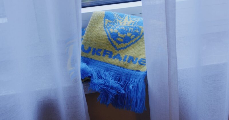 Ukrainischen Farben und Symbole sind wichtig und drücken die Verbundenheit mit der Heimat aus. – Bild: ZDF und Laura Mentgen