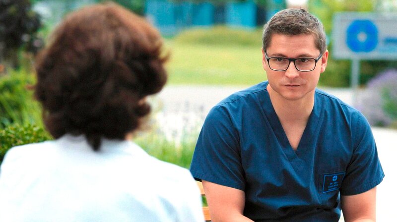 Elias Bähr (Stefan Ruppe, r.) hat etwas Wichtiges mit Prof. Patzelt (Marijam Agischewa, l.), zu besprechen. – Bild: ARD/​Saxonia Media